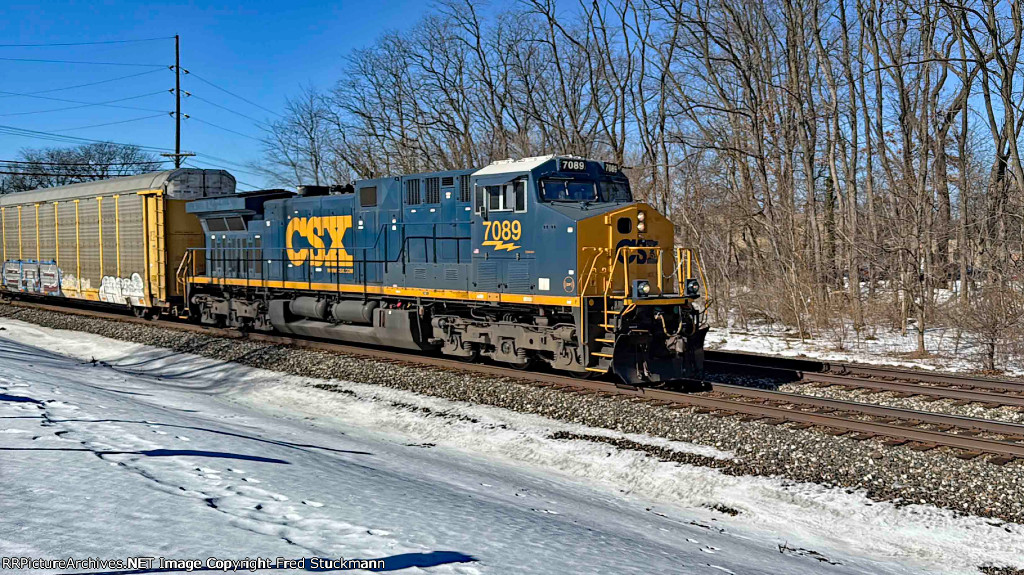 CSX 7089 leads I018.